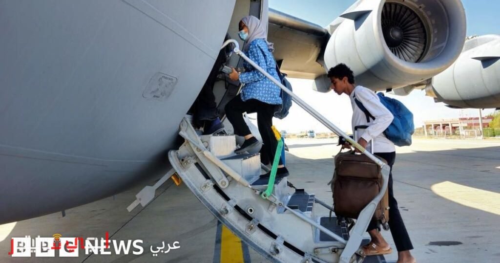 سودانيون في مطار أثناء عملية إخلاء