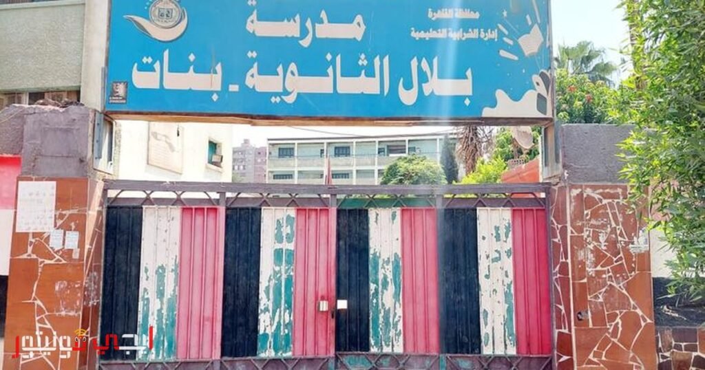 طلاب في قاعة امتحانات يستعدون للإجابة على الأسئلة