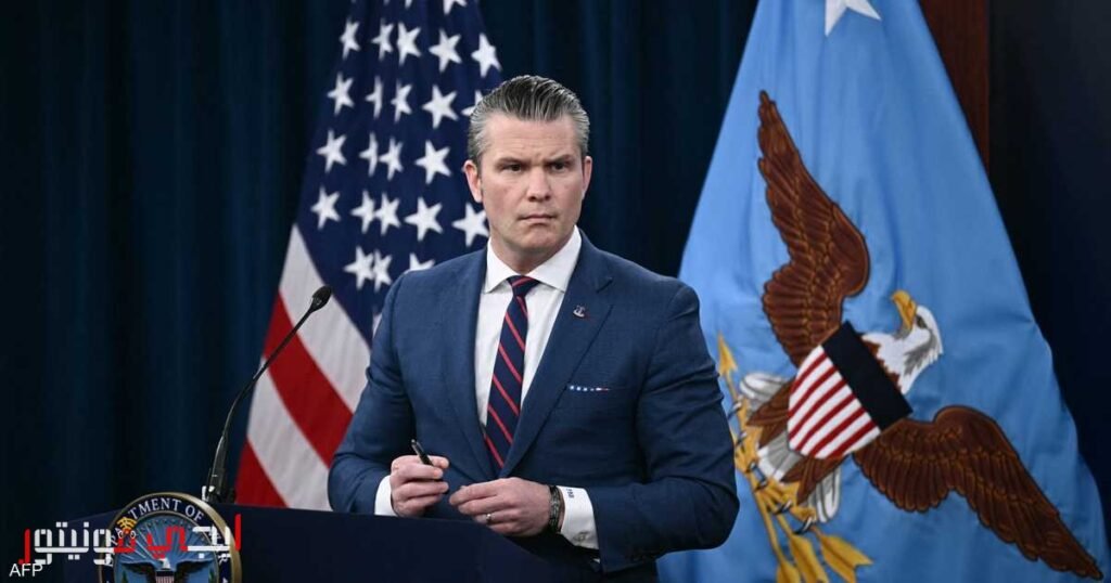 صورة لطائرة حربية أمريكية تحلق فوق منطقة صحراوية، رمزاً للعمليات العسكرية ضد إيران