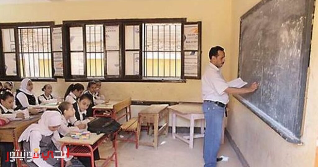صورة تُظهر معلمًا يُشرف على طلاب في الفصل الدراسي