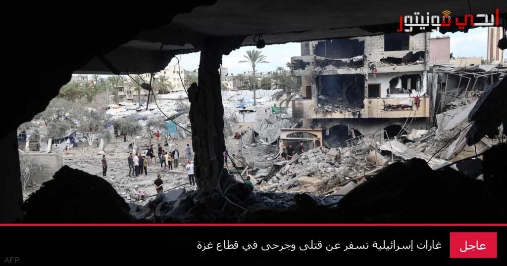 صورة تظهر آثار القصف الإسرائيلي على قطاع غزة مع دمار في المباني وسيارات الإسعاف تنقل الضحايا