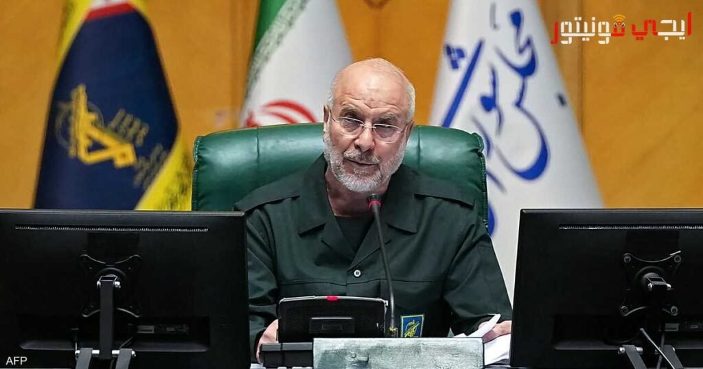 صورة تعبيرية تجمع بين العلم الإيراني والعلم الأمريكي مع رمز للمفاوضات الدبلوماسية
