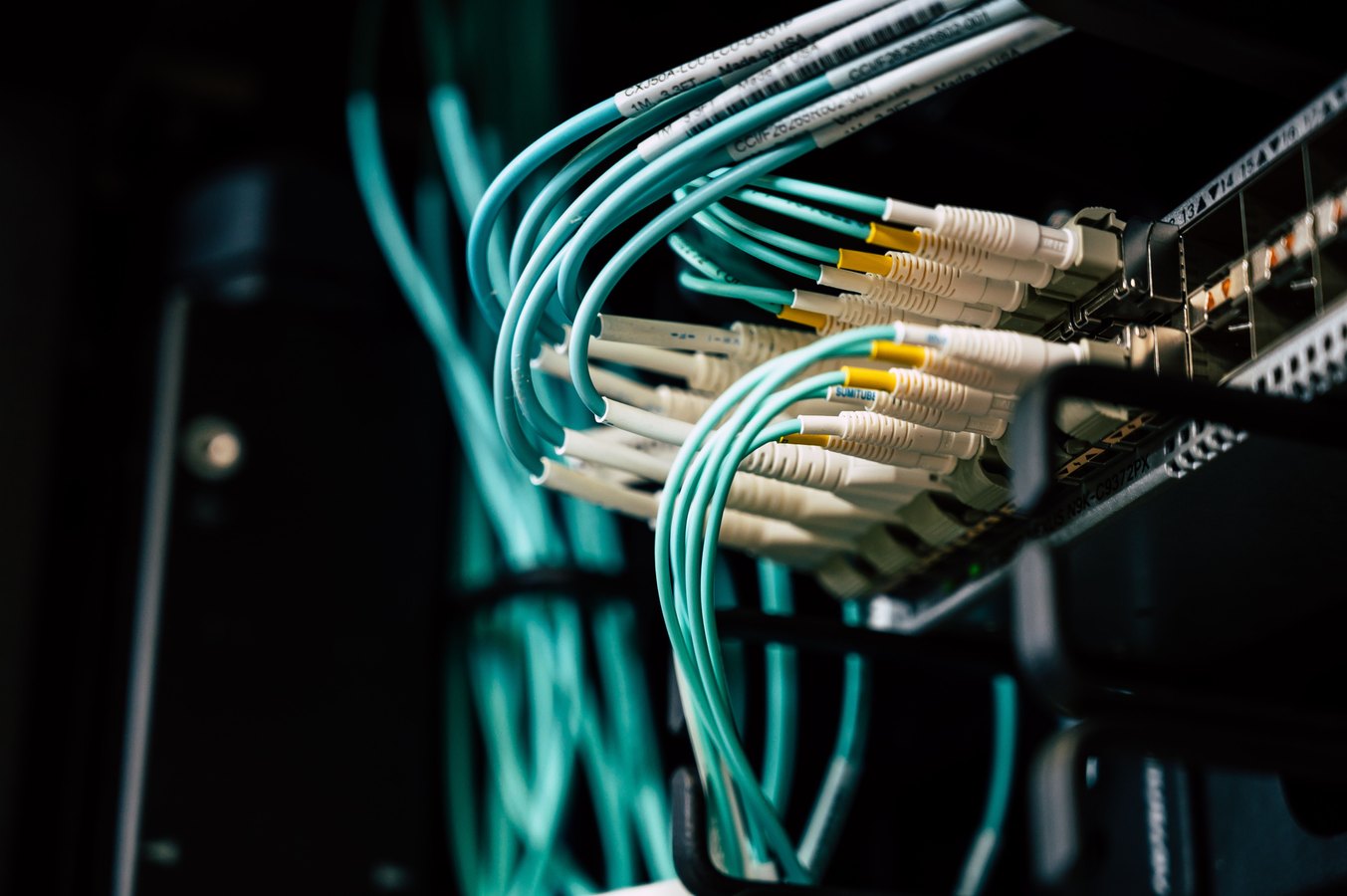 كابلات Ethernet متصلة بمعدات شبكة لفحص الاتصال قبل نقل خدمة الإنترنت