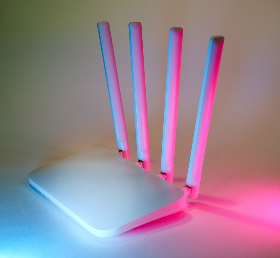 راوتر Wi-Fi منزلي على مكتب لفحص الاتصال قبل تغيير باقة الإنترنت