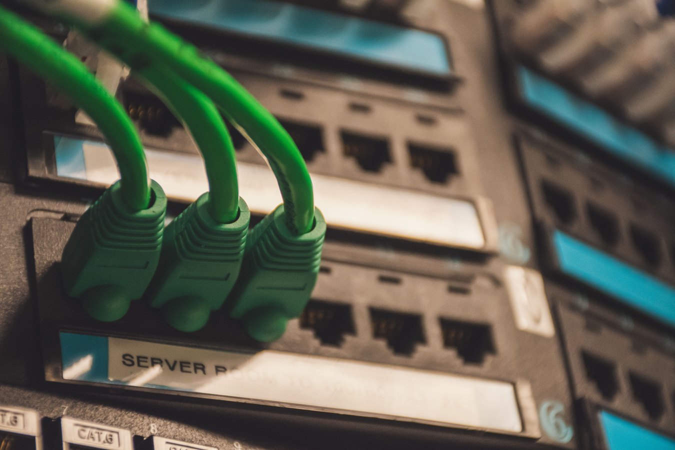 منافذ شبكة وكابلات Ethernet لتجهيز نقل خدمة الإنترنت