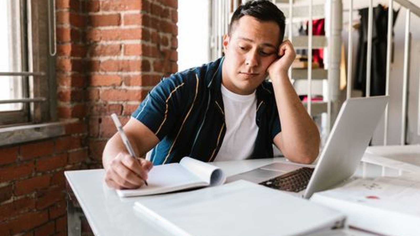 طالب يتعلم Excel وينظم بيانات دراسية على الحاسوب