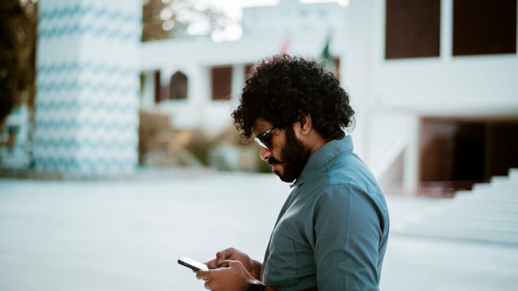 تفريغ مساحة الهاتف دون حذف الصور والملفات المهمة: دليل Android وiPhone
