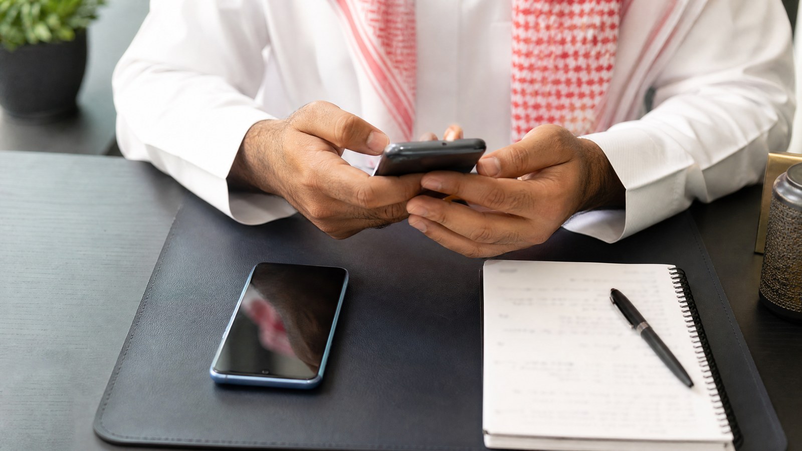 يدان تراجعان هاتفين قبل إعادة ضبط الهاتف القديم بعد التحقق من النقل